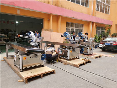 河北客戶紙箱貼標機發貨現場